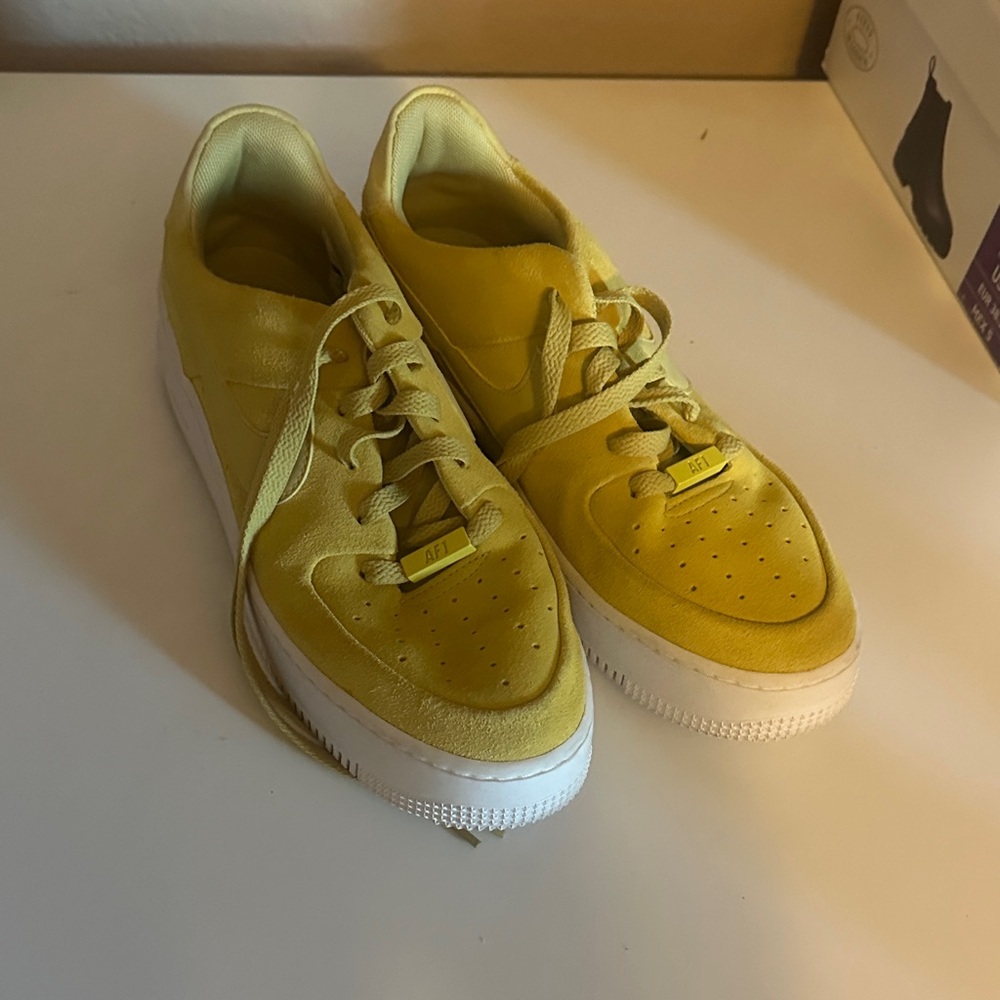 Nike Bright Nike Air Force 1 Sage Low yellow